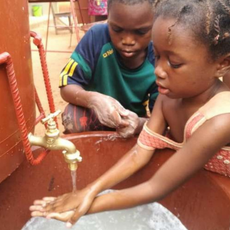Enfants qui se lavent les mains